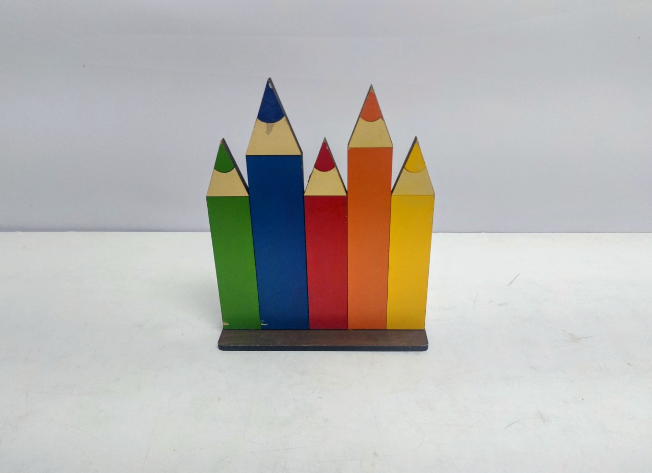 Totem Lápis Coloridos (Abc) 24Cm Alt X 20Cm Larg  - BB Festas Aluguel 