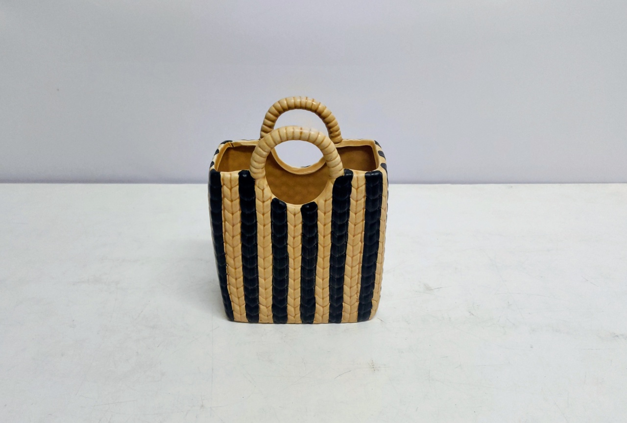 Cachepo Modelo Bolsa Bege/Areia Listras Preta 19Cm Alt X 15Cm Larg X 8Cm Comp - BB Festas Aluguel 