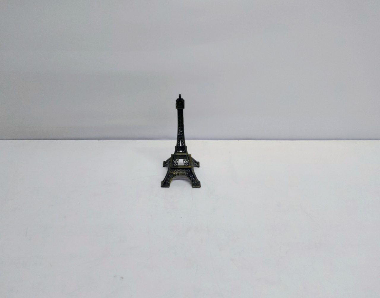 Torre Eiffel Decoarativa 18Cm Alt X 8Cm Diametro  - BB Festas Aluguel 
