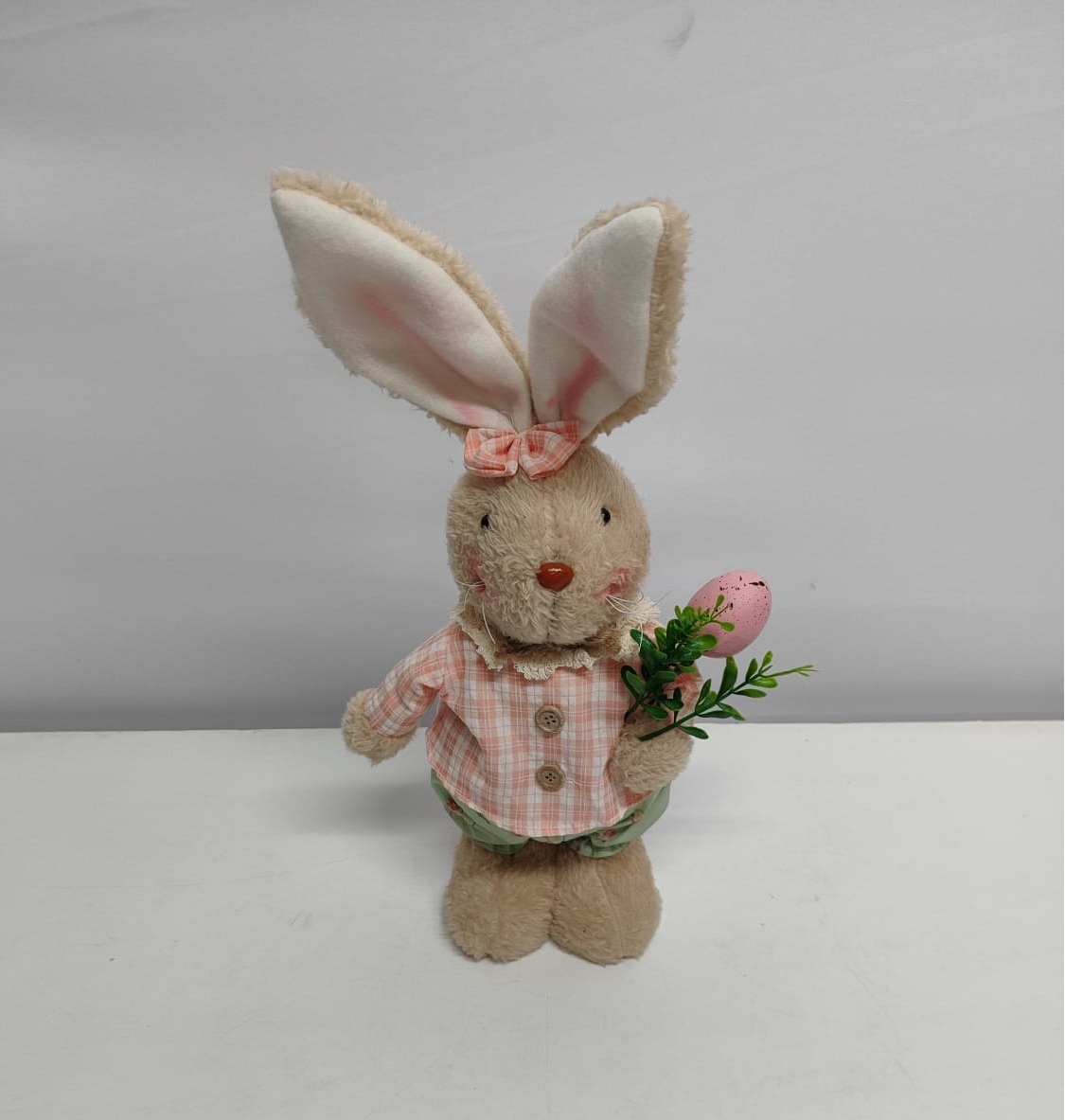 Coelho de Pelúcia Páscoa Roupa Rosa - BB Festas Aluguel 