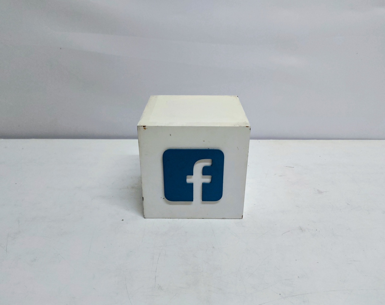 Cubo Facebook 15Cm Alt X 15Cm X 15Cm - BB Festas Aluguel 