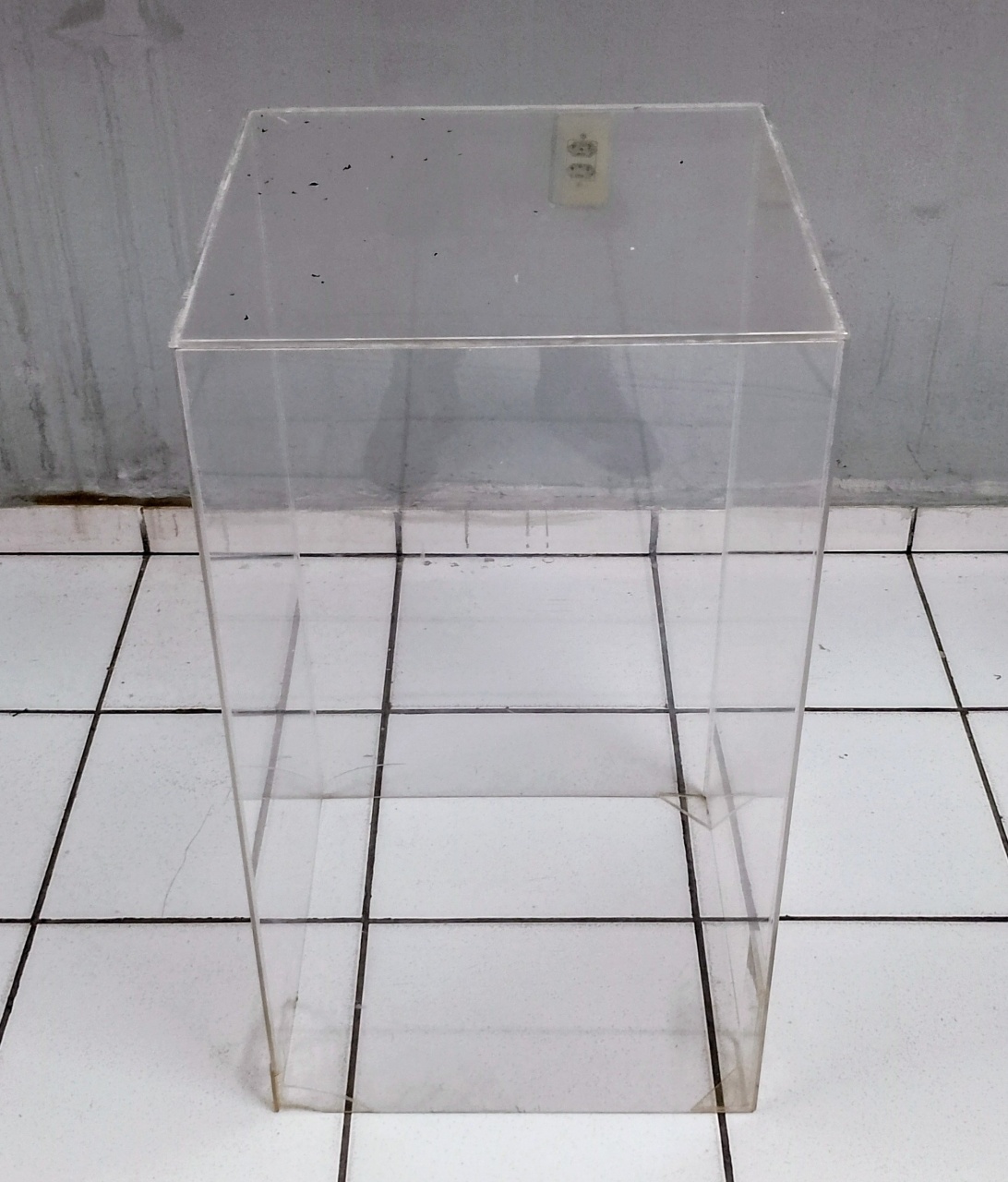 Cubo de Acrílico G 80Cm Alt X 45Cm X 45Cm - BB Festas Aluguel 