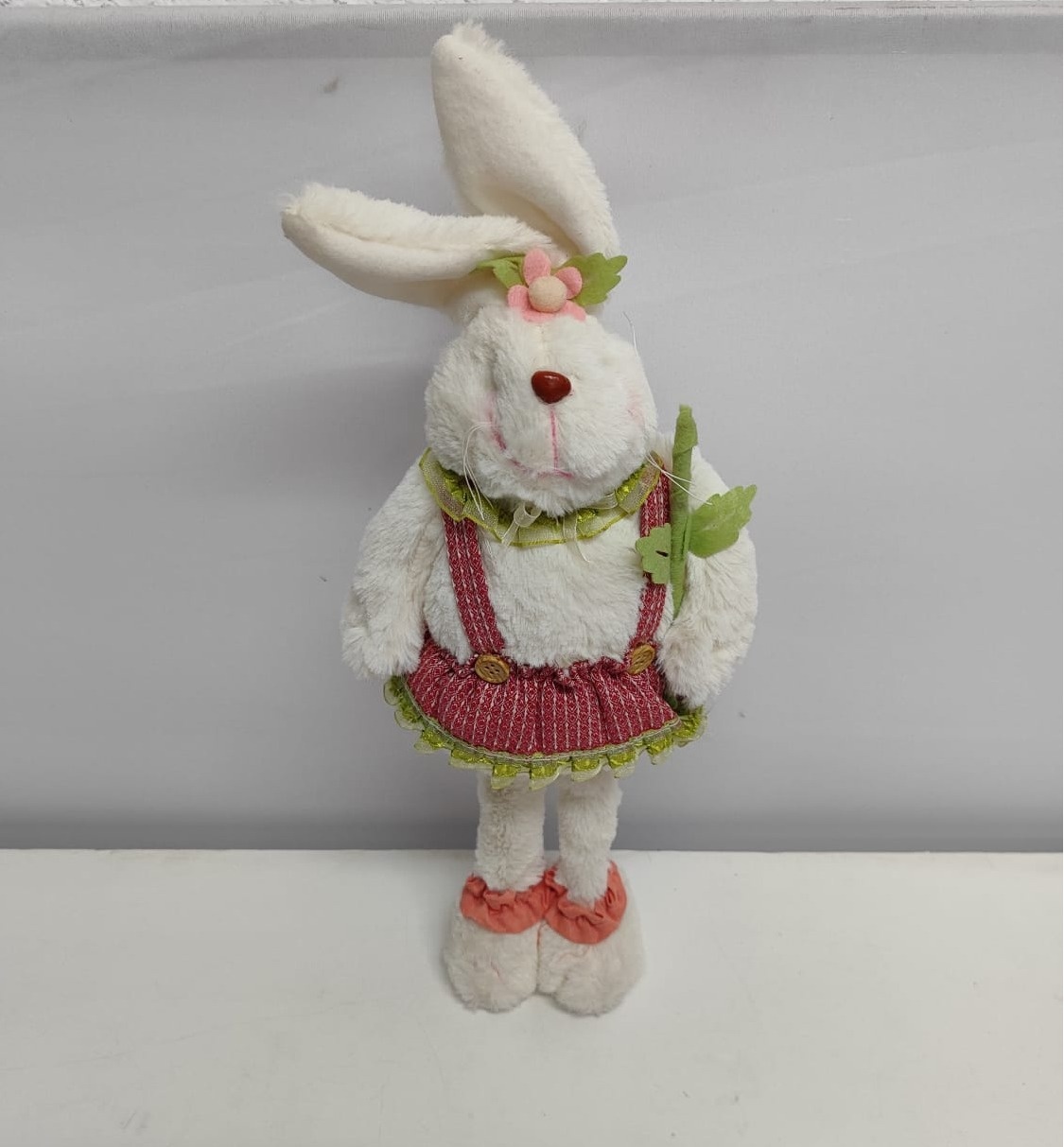 Coelho de Pelúcia Com Macacão Vermelho - BB Festas Aluguel 