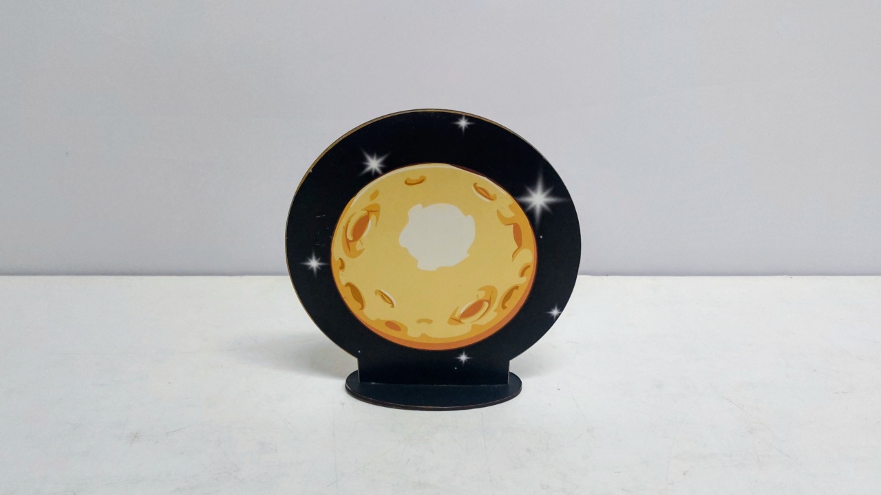 Totem Lua Cheia (Astronauta) 20Cm Alt X 19Cm Larg  - BB Festas Aluguel 