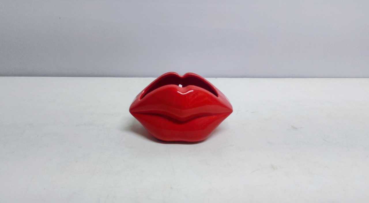 Cachepo Formato Lábios Vermelho 9Cm Alt X 15Cm Larg X 8Cm Comp - BB Festas Aluguel 
