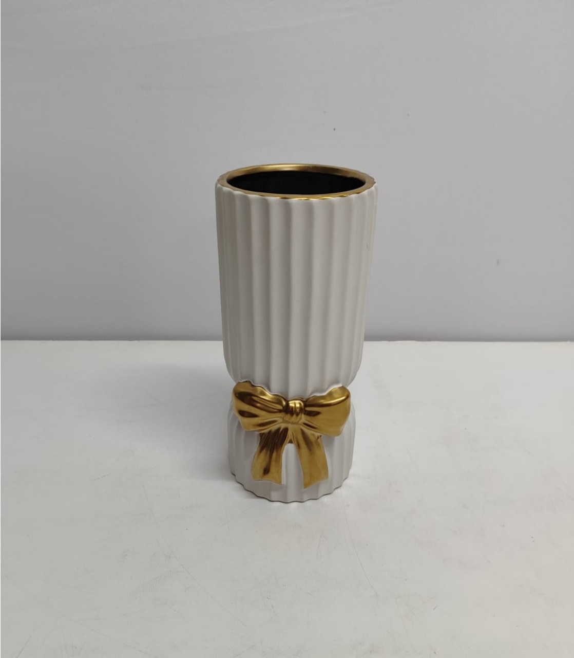 Vaso Branco Com Laço Dourada 25Cm Alt X 10Cm Diametro - BBFestasAluguel 