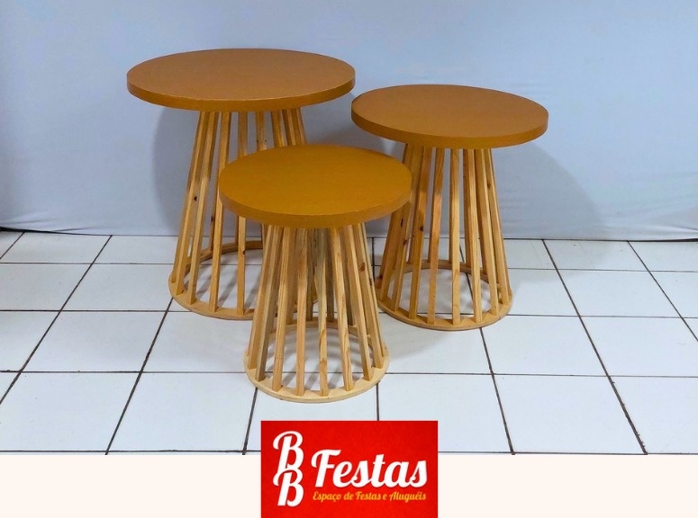 Trio de Mesas Cogumelo Com Tampo Rústico Envernizado - BB Festas Aluguel 