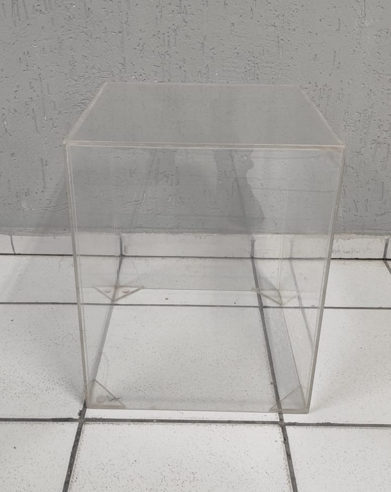 Cubo de Acrílico P 50Cm Alt X 40Cm X 40Cm - BBFestasAluguel 