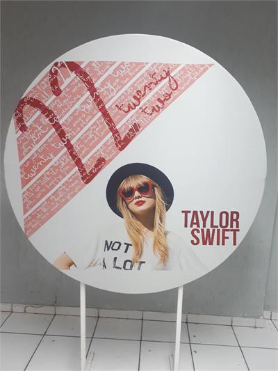 Painel Sublimado Redondo Taylor Swift 1,30Cm - BB Festas Aluguel 