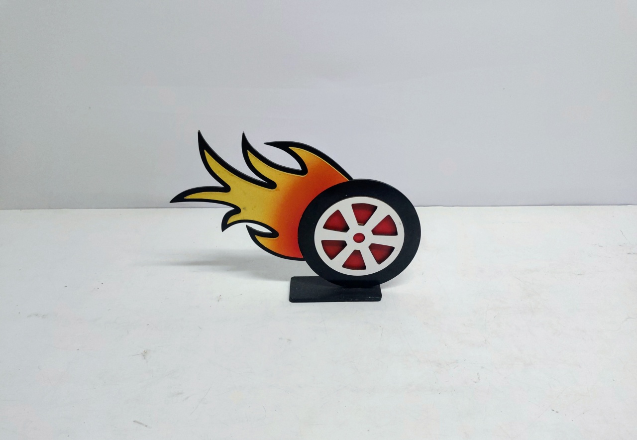 Totem Pneu Com Fogo (Hotwheels) 25Cm Alt X 30Cm Larg  - BB Festas Aluguel 