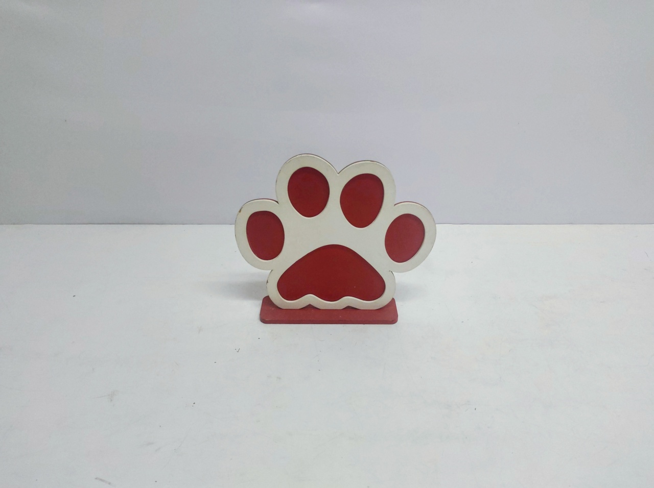 Totem Pata de Cachorro Vermelho/Branco 20Cm Alt X 17Cm Larg  - BB Festas Aluguel 