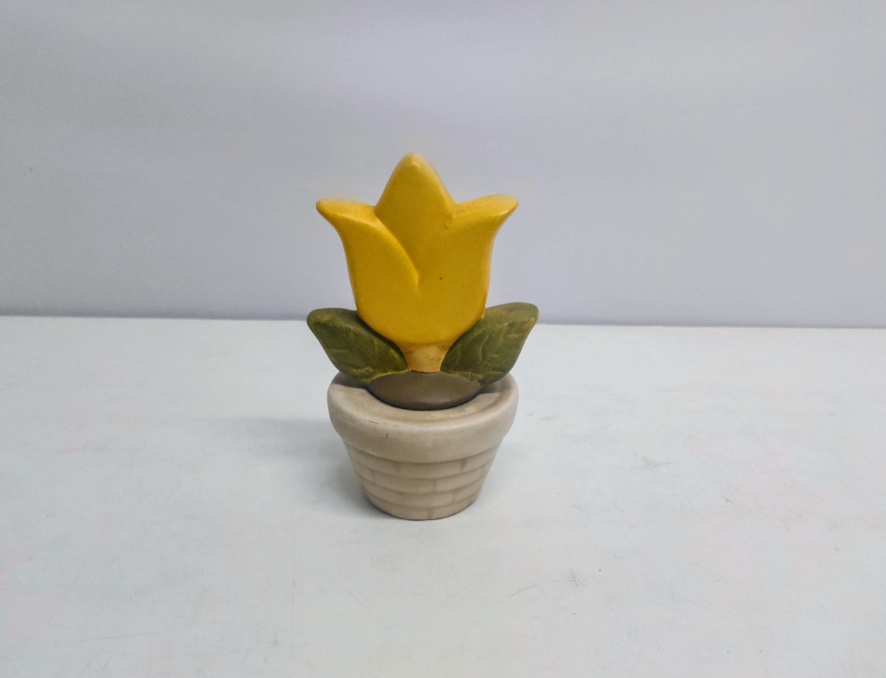 Mini Rosa Amarela Em Vaso Decorativa 17Cm Alt X 10Cm Diametro - BB Festas Aluguel 