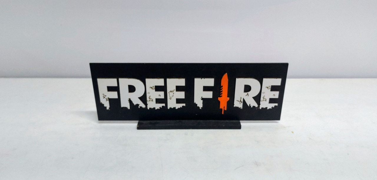 Totem Freefire 11Cm Alt X 31Cm Larg - BB Festas Aluguel 