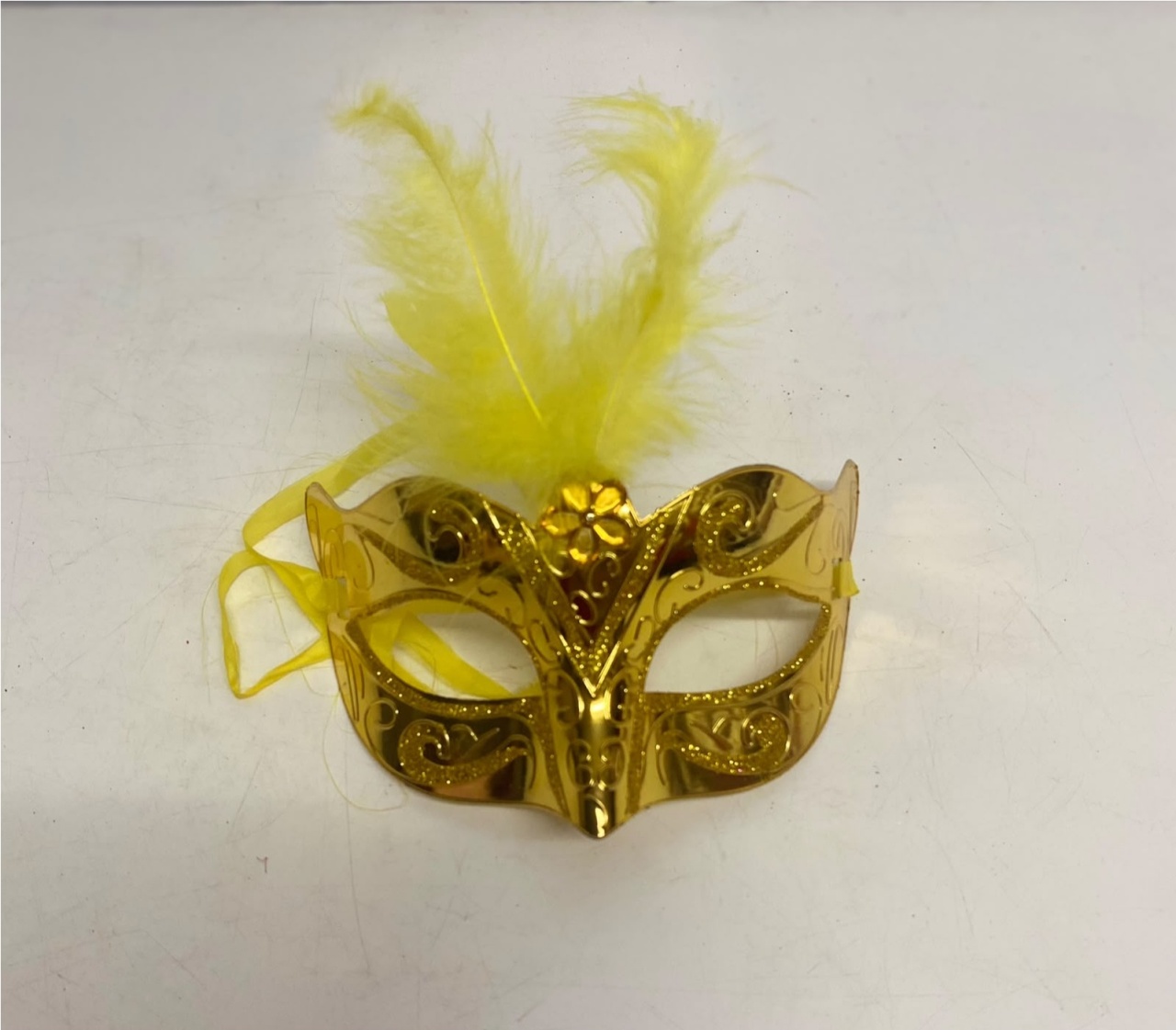 Máscara de Carnaval Veneziana Com Penas Dourada - BBFestasAluguel 