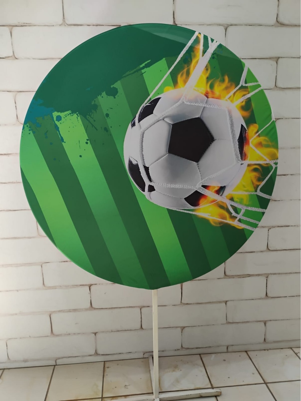 Painel Sublimado Redondo Bola Na Rede Fundo Verde 1,30Cm - BBFestasAluguel 