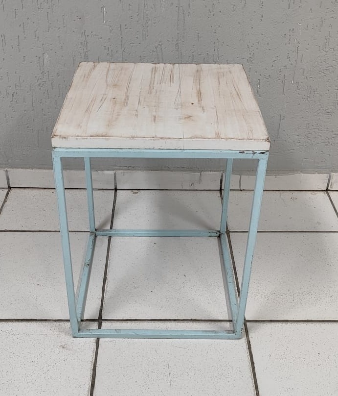 Cubo Vazado P Ferro Azul Claro + Tampo Rústico/Branco 50Cm X 40Cm X 40Cm  - BB Festas Aluguel 