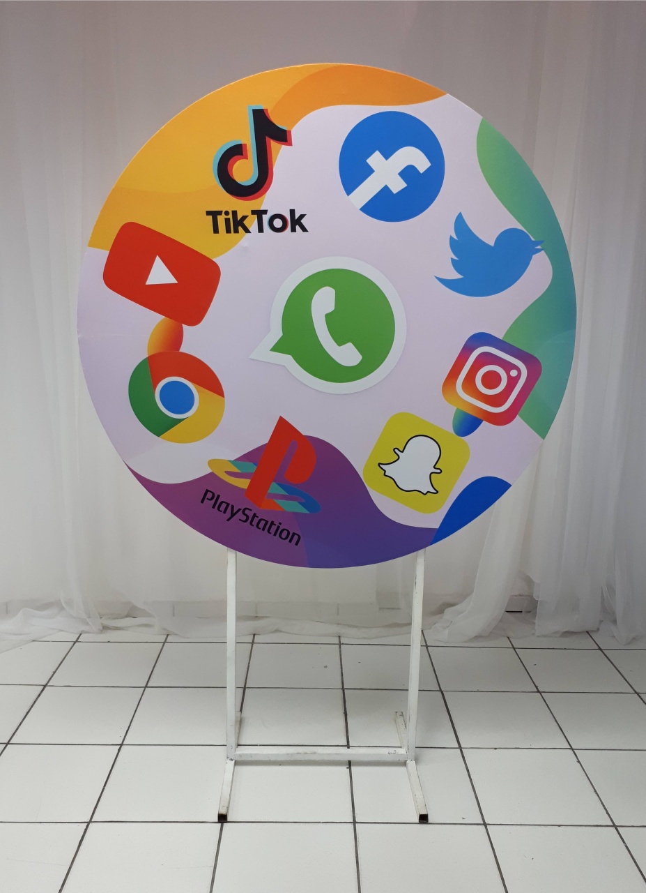Painel Sublimado Redondo Rede Sociais 1,30Cm - BBFestasAluguel 