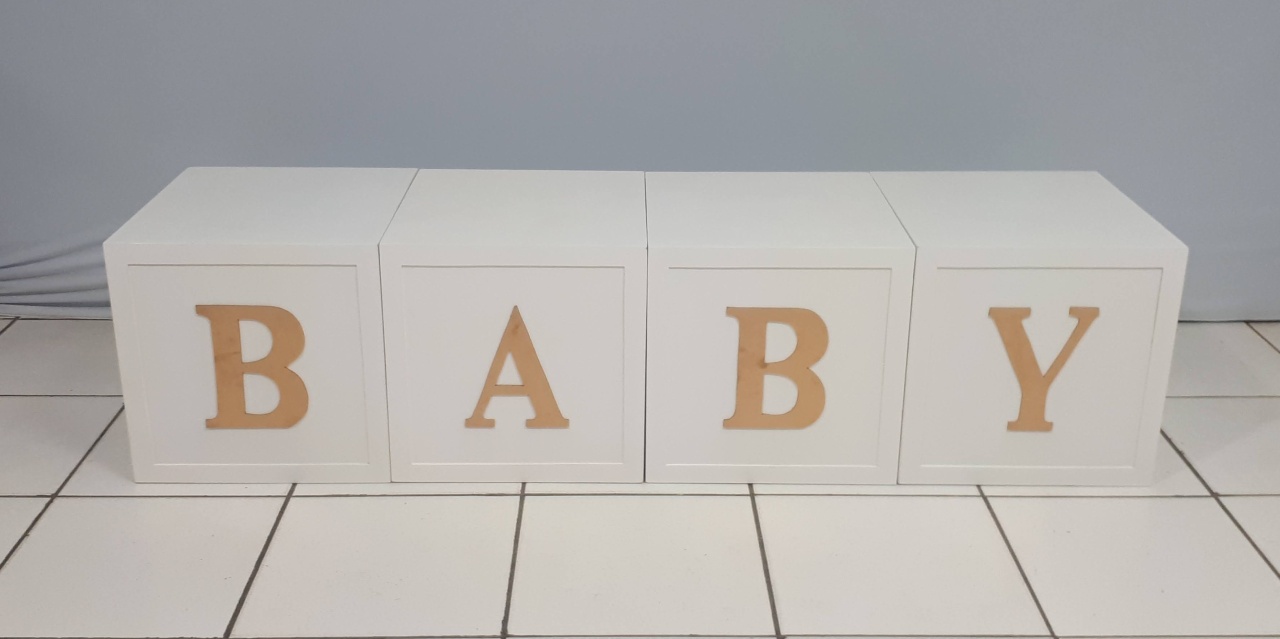 Cubos Baby de Chão Branco Com Dourada 40Cm Alt X 40Cm X 40Cm  - BB Festas Aluguel 