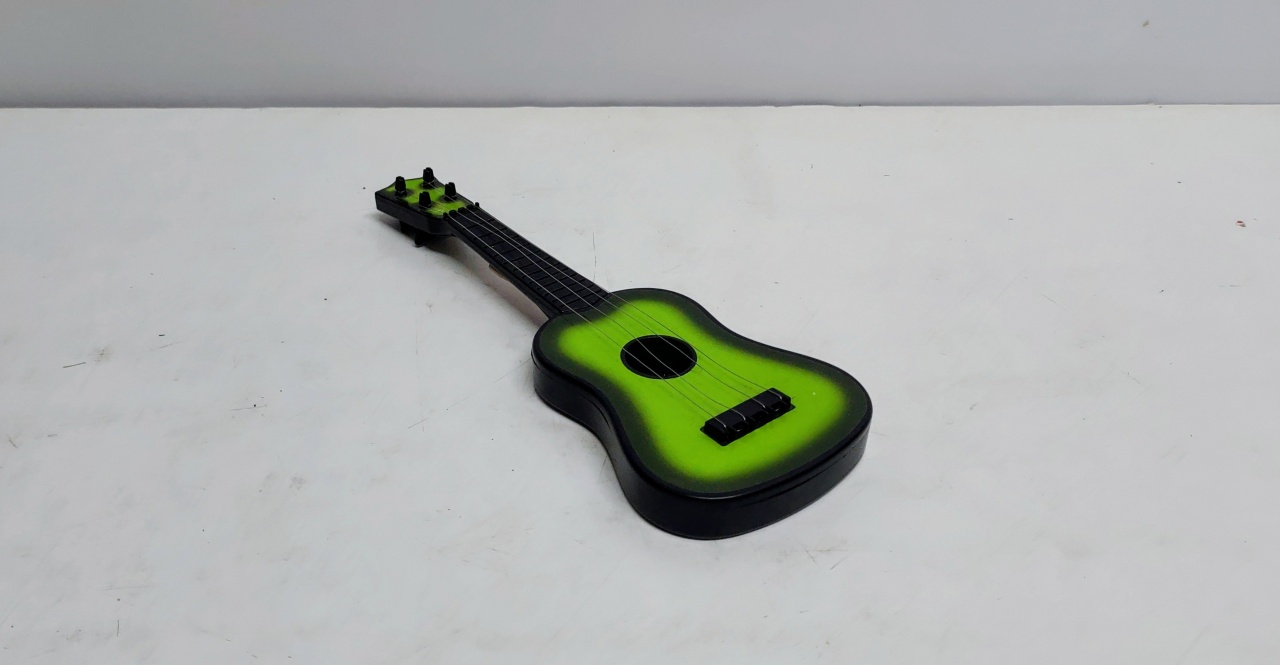 Violão Decorativo Verde/Preto 2Cm Alt X 10Cm Larg X 28Cm Comp - BB Festas Aluguel 