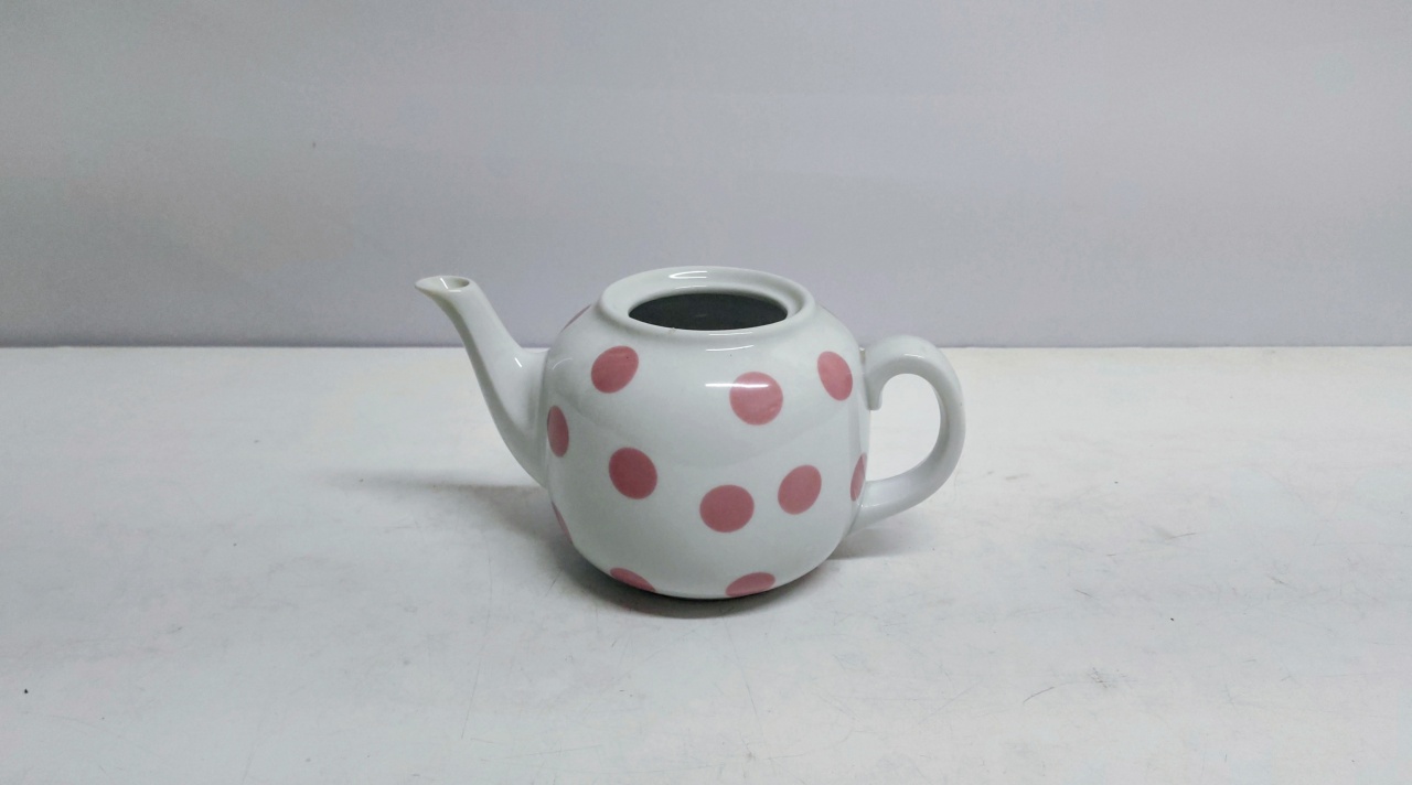 Vaso Chaleira Branco Com Bolinhas Rosa 12Cm Alt X 14Cm Larg X 23Cm Comp - BB Festas Aluguel 
