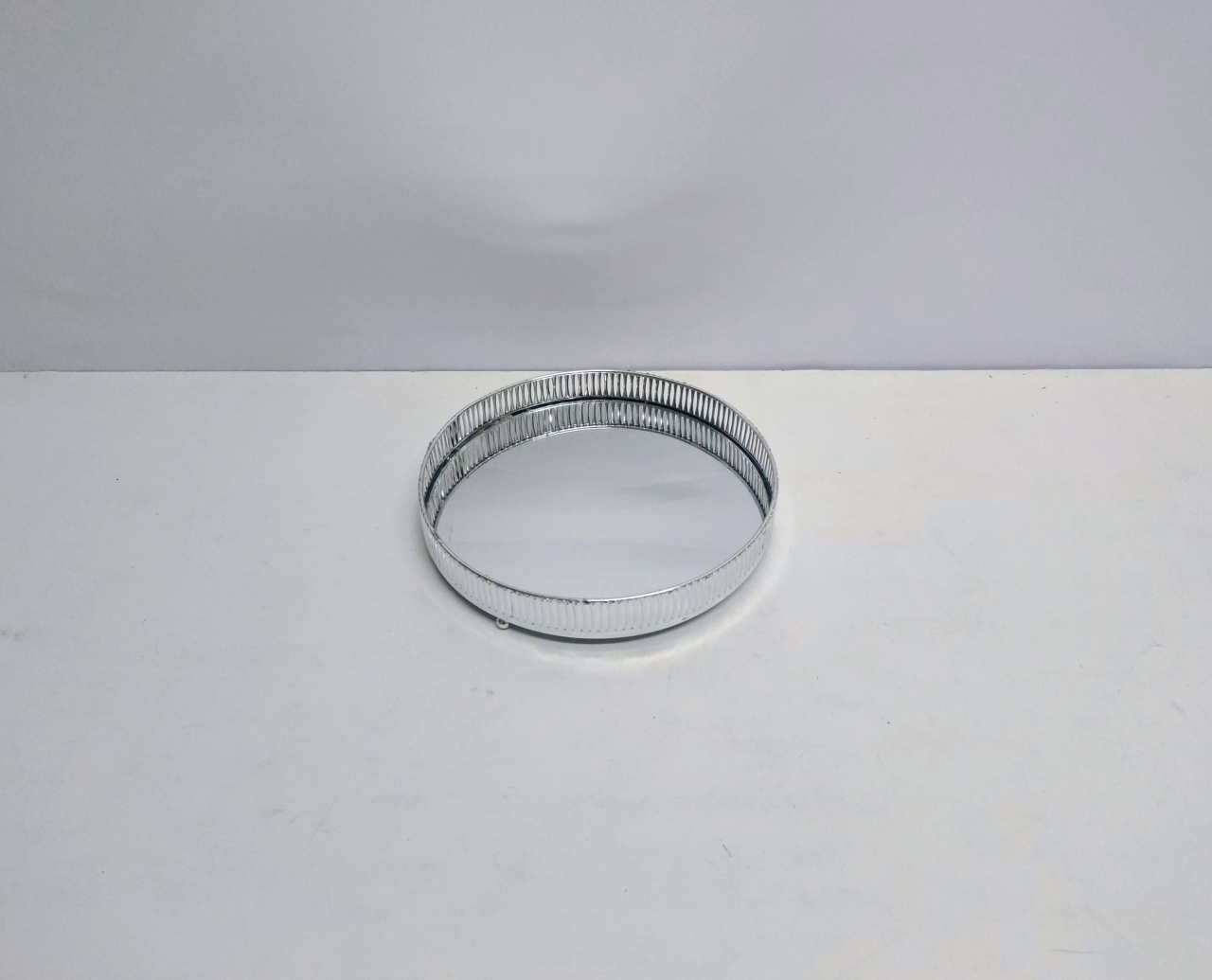 Bandeja Redonda Espelhada Metal Borda Prata 5Cm Alt X 25Cm Diametro  - BB Festas Aluguel 