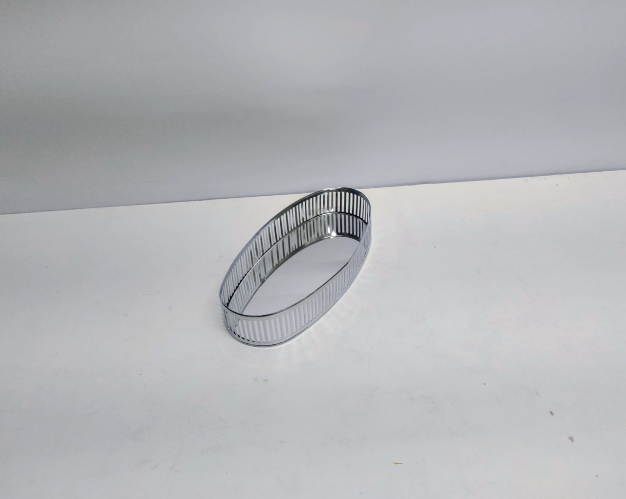 Bandeja Oval Espelhada Metal Borda Prata 5Cm X 13Cm Larg X 27Cm Comp - BB Festas Aluguel 