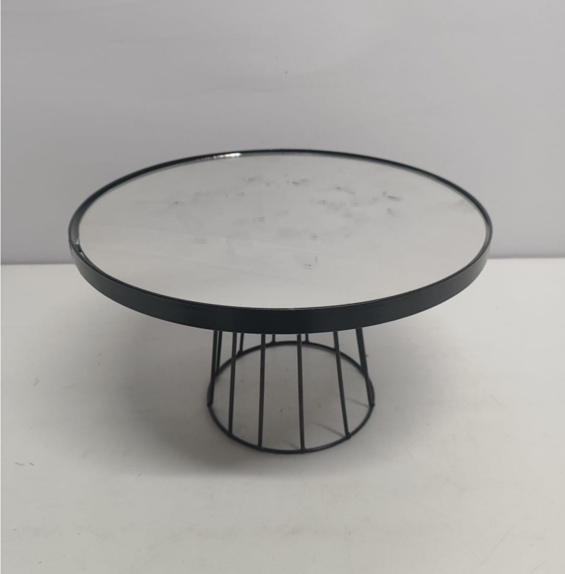 Boleira Redonda Espelhada Com Pé Telado Preto 30Cm Diametro - BBFestasAluguel 