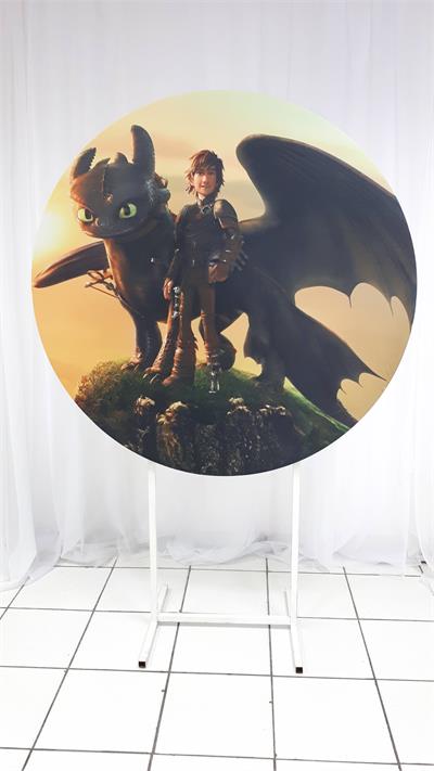 Painel Sublimado Redondo Como Treinar Seu Dragao 1,30Cm - BB Festas Aluguel 