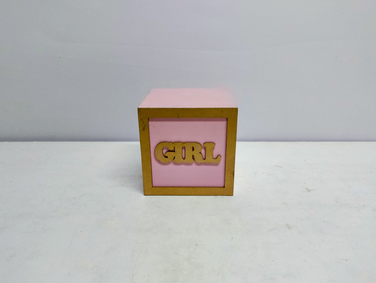 Cubo Girl Rosa Detalhe Dourada 15Cm Alt X 15Cm X 15Cm - BB Festas Aluguel 