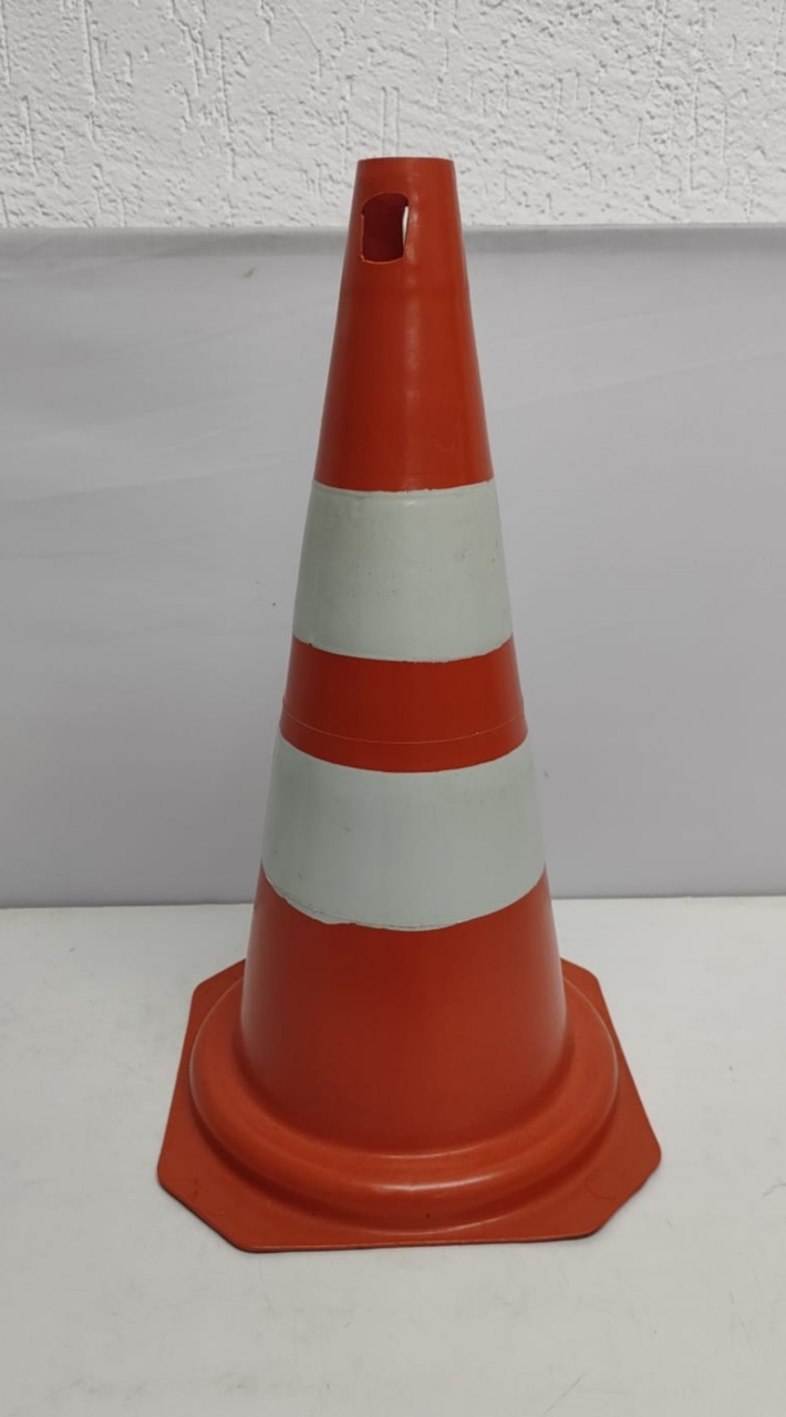 Cone de Chão 50Cm Alt X 30Cm X 30Cm - BBFestasAluguel 