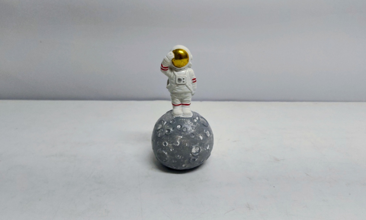 Mini Astronauta Na Lua 17Cm Alt X 10Cm Diametro  - BB Festas Aluguel 