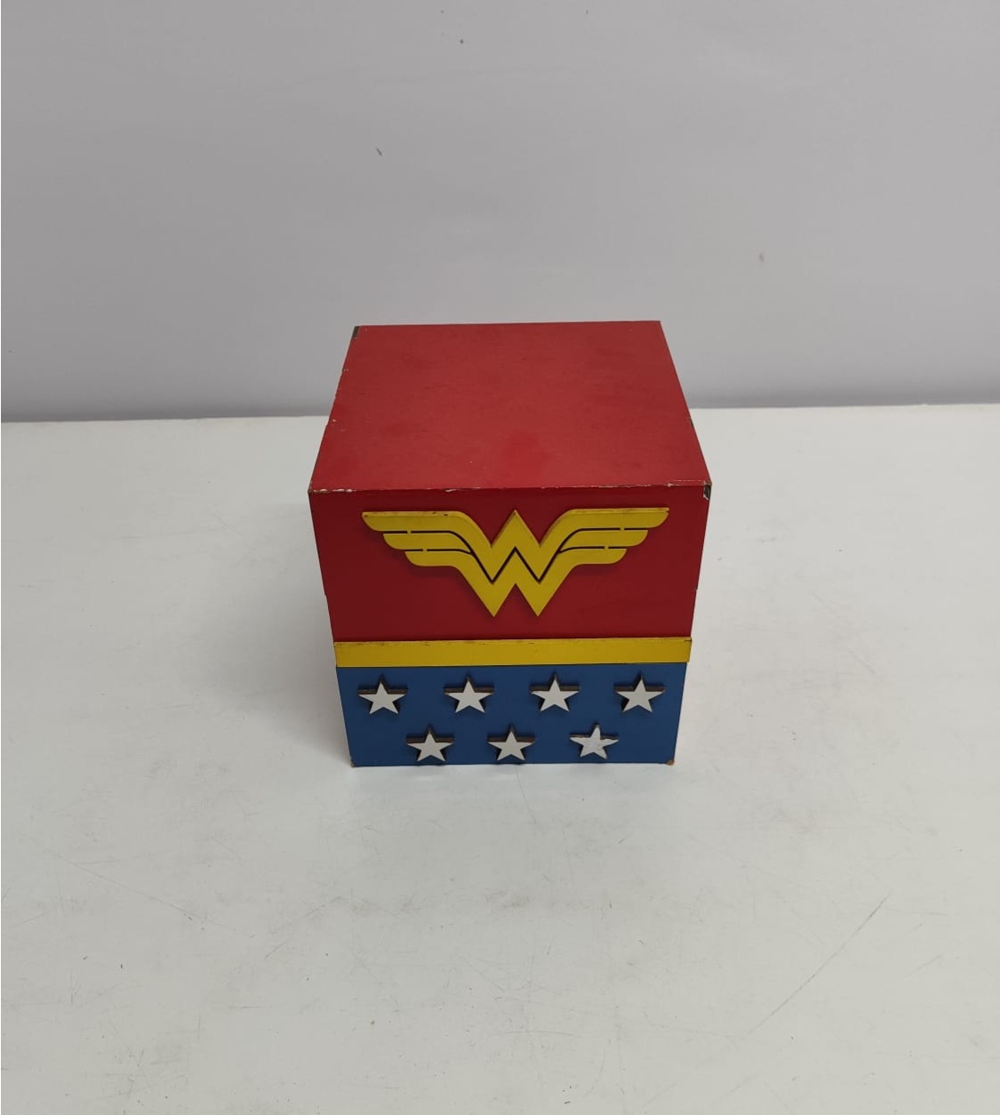 Cubo Simbolo Mulher Maravilha (Herois) 15Cm X 15Cm  - BB Festas Aluguel 
