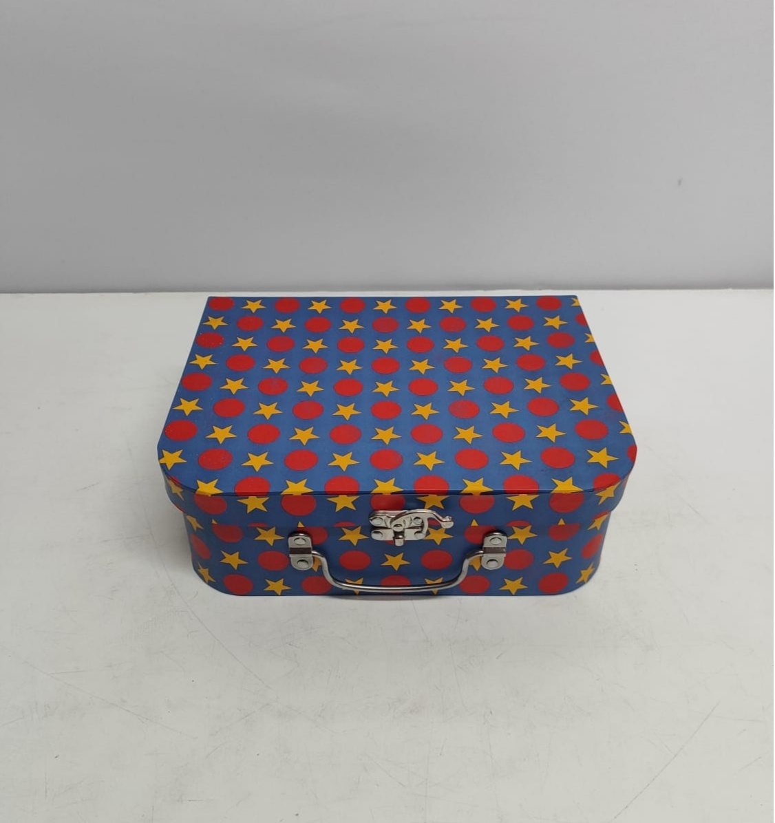 Maleta Azul Com Bolinhas Vermelhas E Estrelas M 9Cm Alt X 25Cm Larg X 20Cm Comp - BBFestasAluguel 