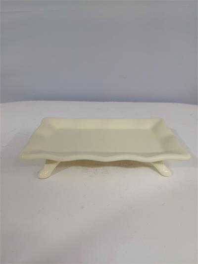 Bandeja Retangular Babado Com Pé Amarelo Claro 5Cm Alt 16Cm Larg X 28Cm Comp - BB Festas Aluguel 