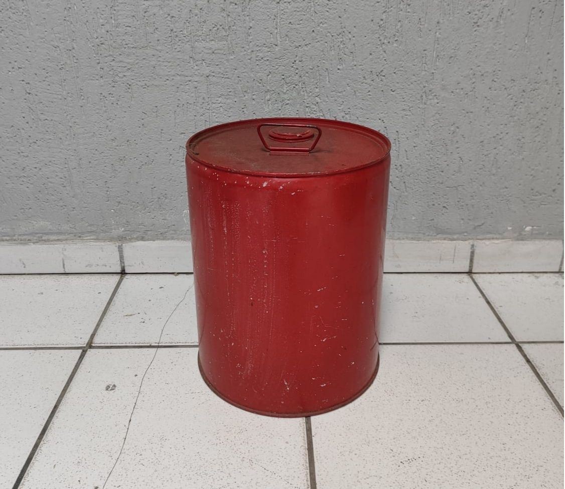 Latão de Chão Vermelho 35Cm Alt X 30Cm Diametro - BBFestasAluguel 