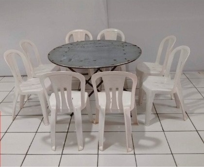 Kit  Mesa Redonda de Ferro + 8 Cadeiras de Plástico - BB Festas Aluguel 