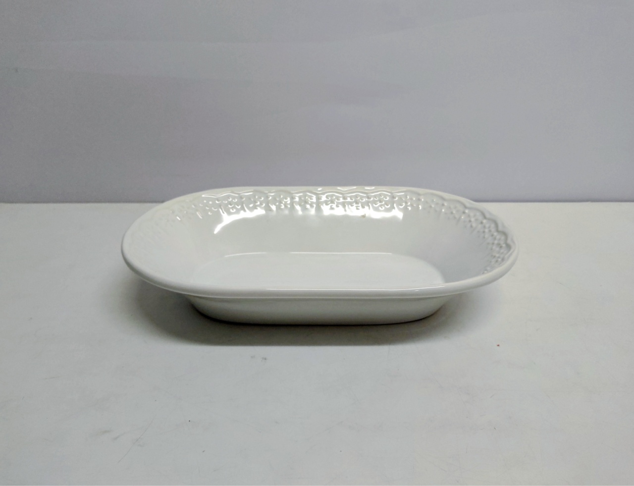 Travessa Oval/P Branca Trabalhada Fundo 7Cm Alt X 23Cm Larg X 38Cm Comp - BB Festas Aluguel 