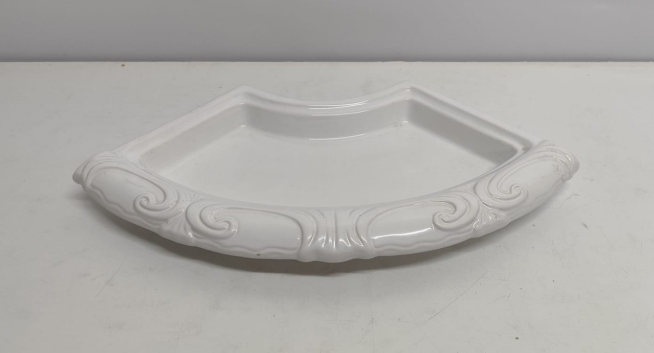 Travessa Fundo Meia Lua Branco 5Cm Alt X 25Cm Larg X 55Cm Comp - BBFestasAluguel 