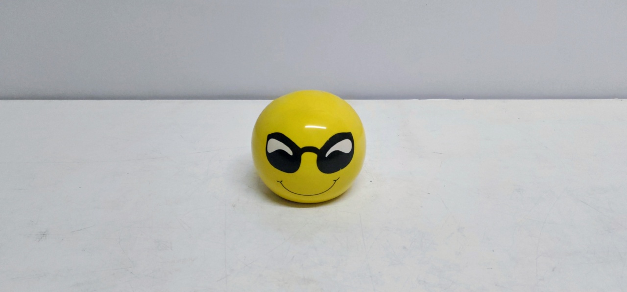 Emoji Decorativo Smile Com Óculos 8Cm Alt X 10Cm Diametro  - BB Festas Aluguel 