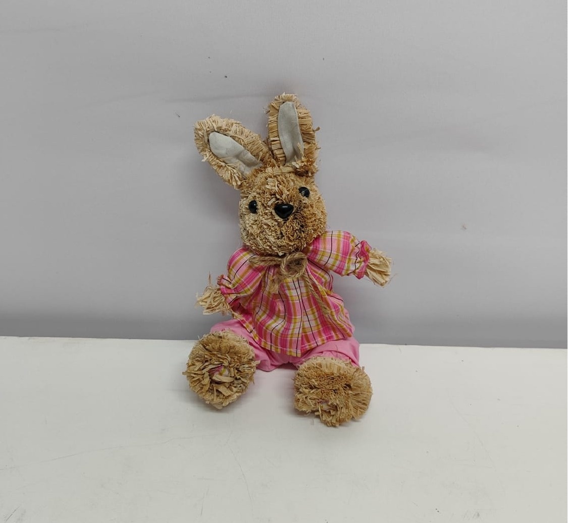 Coelho de Palha Roupa Rosa  - BB Festas Aluguel 