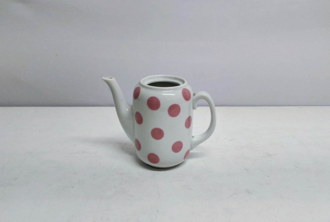 Vaso Chaleira Oval Branco Com Bolinhas Rosa 14Cm Alt X 10Cm Larg X 18Cm Comp - BB Festas Aluguel 