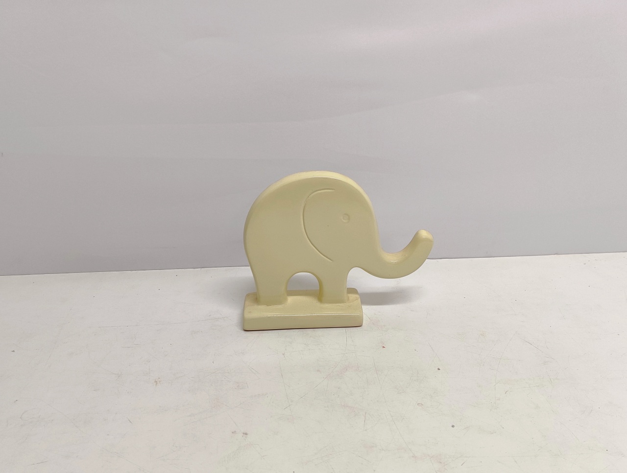 Elefante  Decorativo de Cerâmica Amarelo Claro 18Cm Alt X 22Cm Larg X 7Cm Comp  - BB Festas Aluguel 