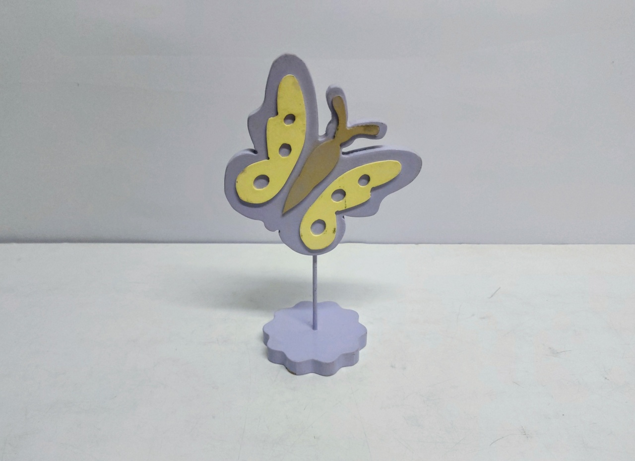 Totem Borboleta Mdf Lilás/Amarelo 31Cm Alt X 10Cm Diametro  - BB Festas Aluguel 