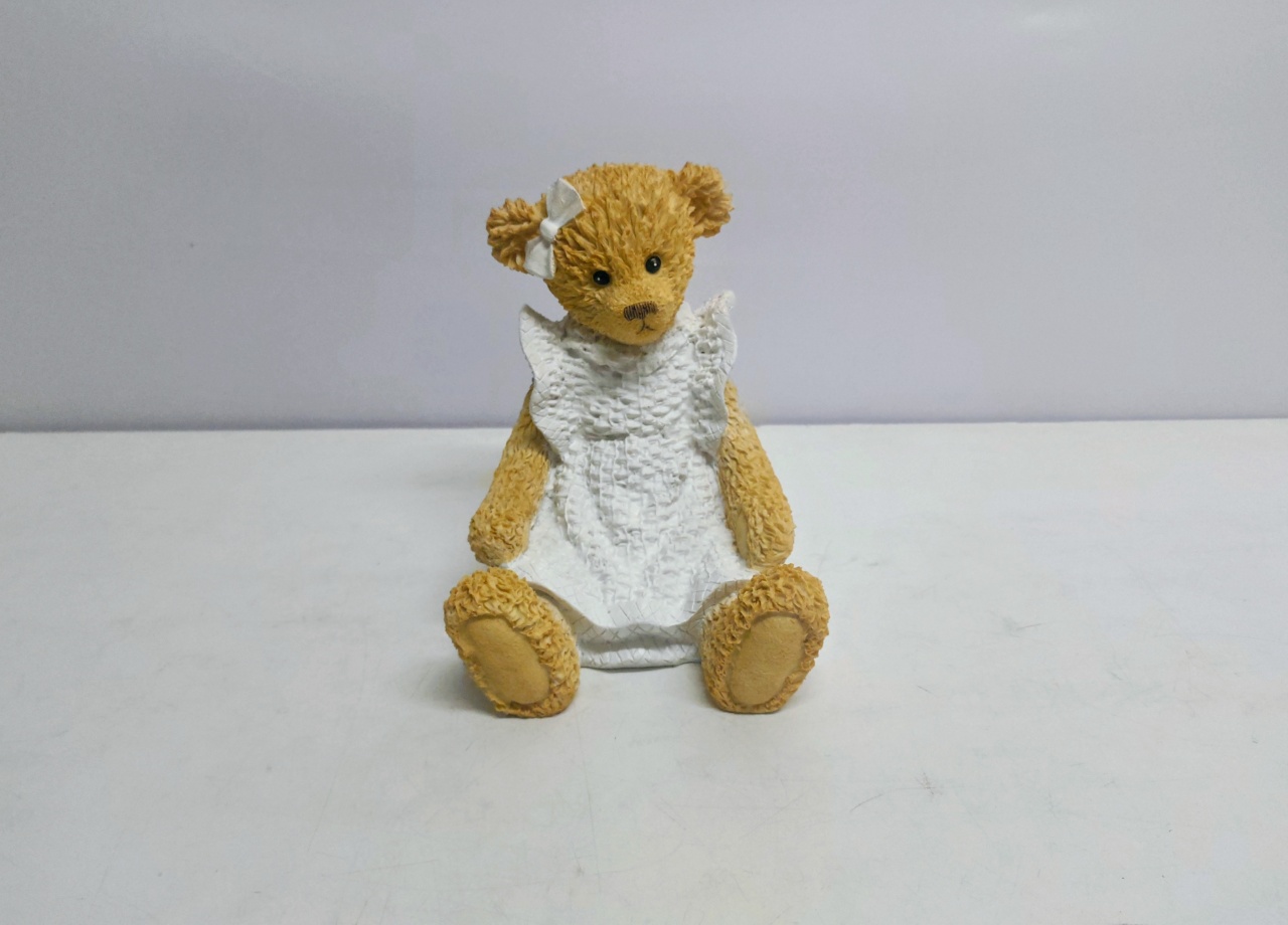 Urso/M  Com Vestido E Laço Branco (Chá Baby) 20Cm Alt X 16Cm Larg X 17Cm Comp  - BB Festas Aluguel 