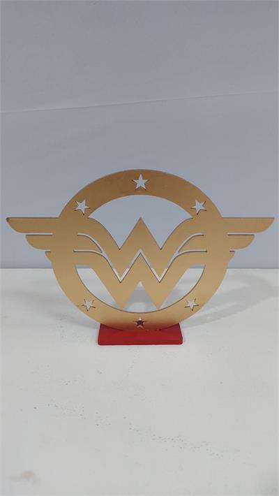 Totem Simbolo Mulher Maravilha Em Mdf (Herois) 20Cm X 30Cm - BB Festas Aluguel 