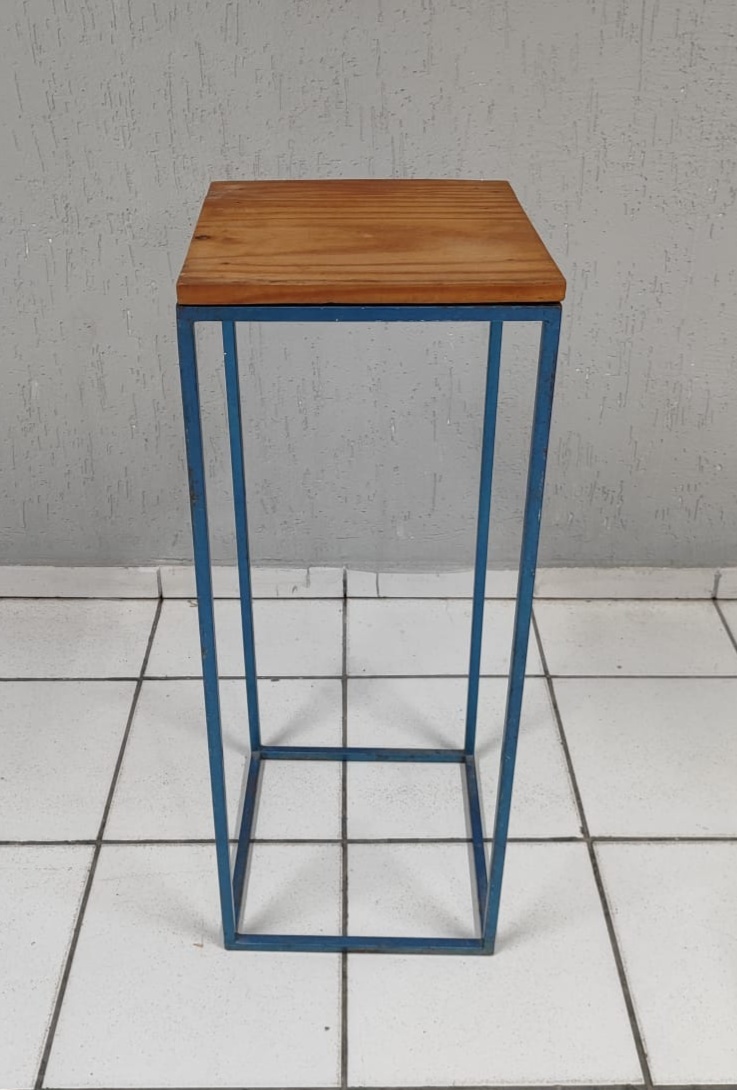 Cubo Vazado Alto Ferro Azul Escuro + Tampo Rústico/Branco 90Cm X 35Cm X 35Cm  - BB Festas Aluguel 
