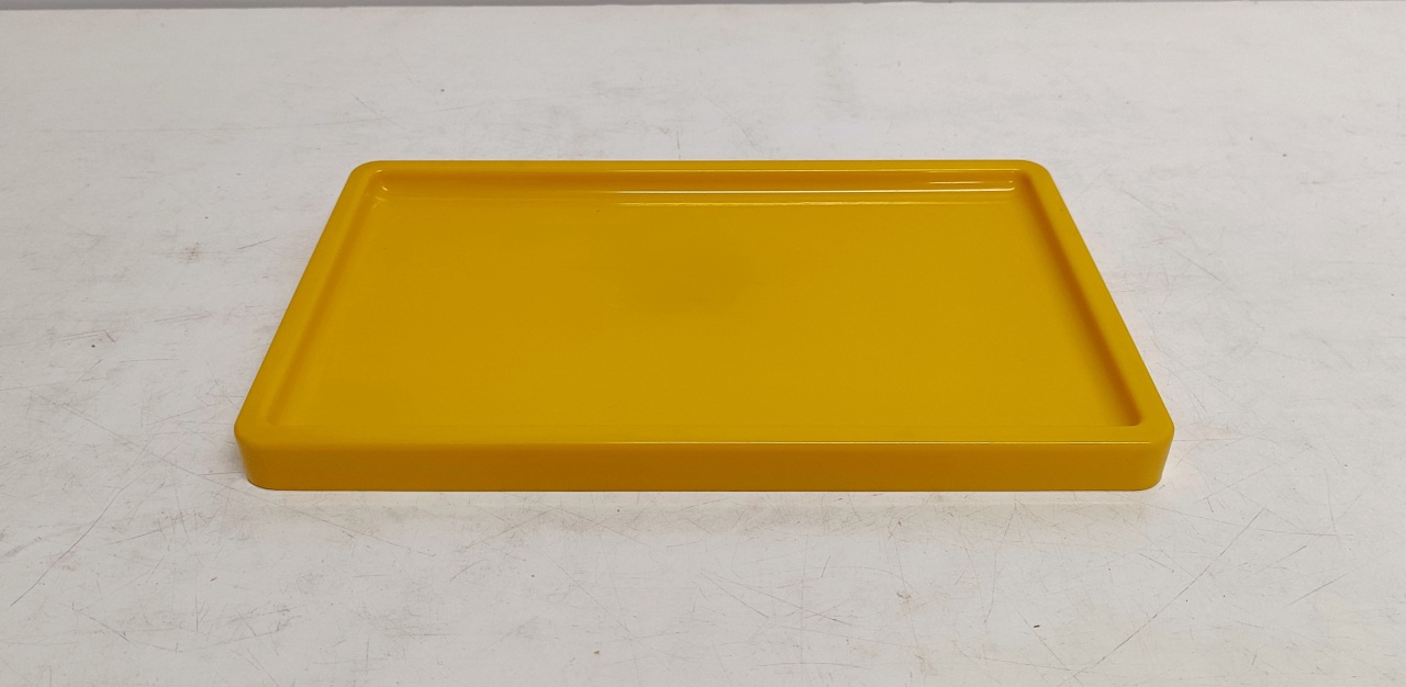 Bandeja Retangular Acrílico Amarelo 3Cm Alt X 18Cm Larg X 30Cm Comp   - BB Festas Aluguel 