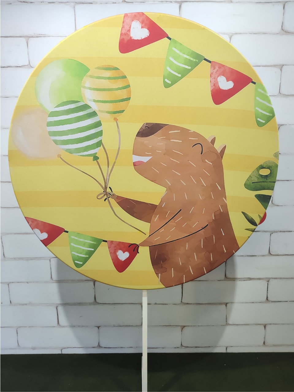 Painel Sublimado Redondo Capivara Com Balões 1,30M  - BB Festas Aluguel 