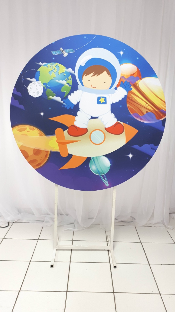 Painel Sublimado Redondo Galaxia Com Astronauta 1,30Cm  - BB Festas Aluguel 