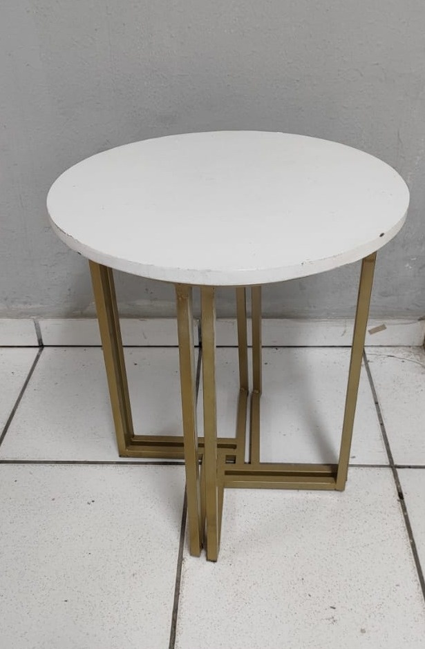 Mesa Dourada Com Tampo Branco P 50Cm Alt X 50Cm Diametro  - BB Festas Aluguel 